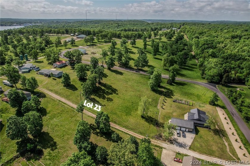 Great lot to build that walk out basement home on! Fronting Oak - photo 9