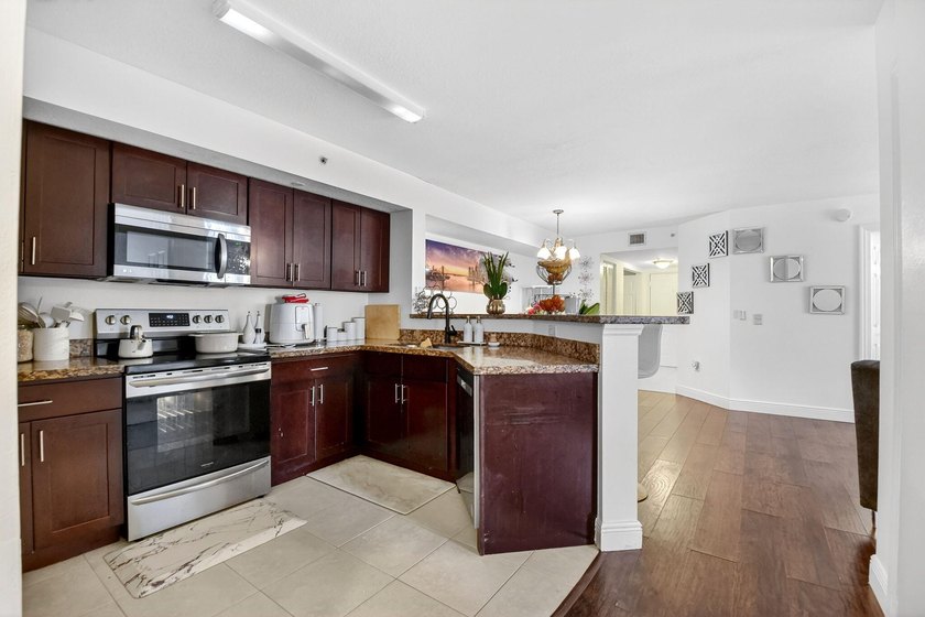 Spacious 3BR/2BA First-Floor Corner Unit with Split Bedroom - photo 11