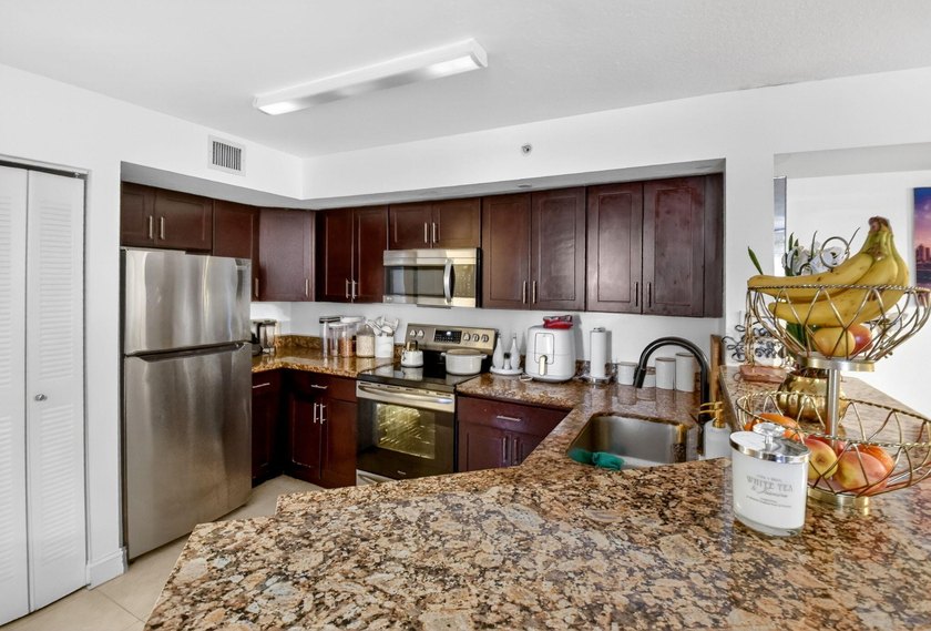 Spacious 3BR/2BA First-Floor Corner Unit with Split Bedroom - photo 12