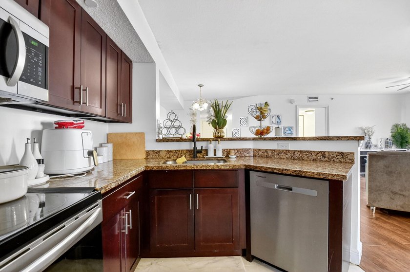 Spacious 3BR/2BA First-Floor Corner Unit with Split Bedroom - photo 13