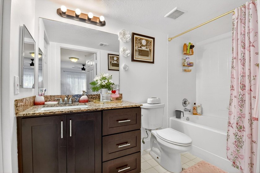 Spacious 3BR/2BA First-Floor Corner Unit with Split Bedroom - photo 18