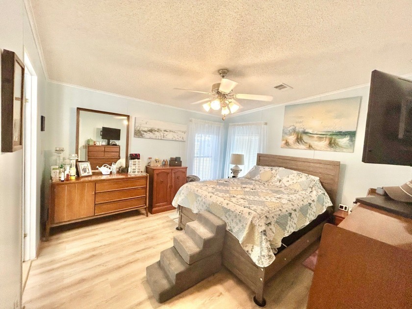 Beautiful home in Reflections on Silver Lake in Avon Park - photo 12