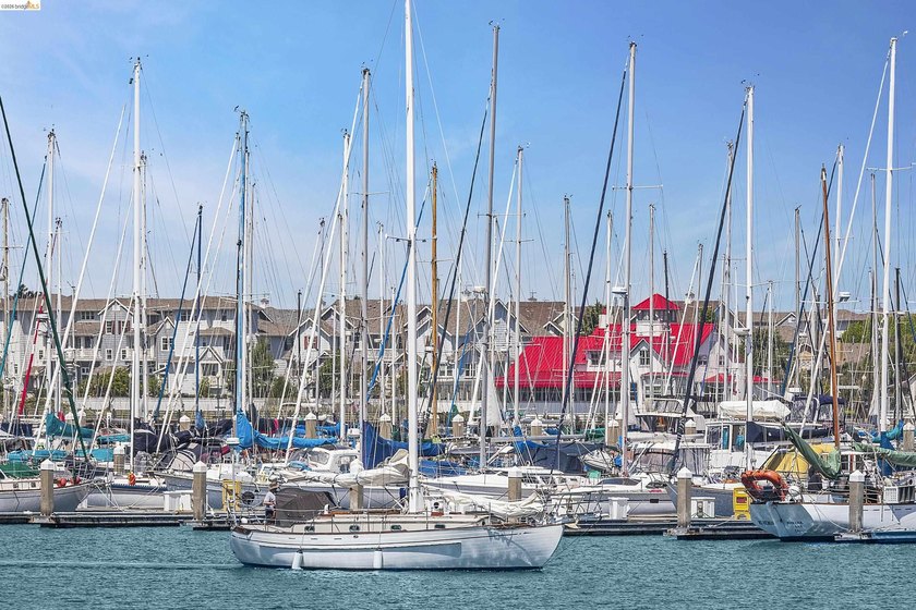 Exquisite resort-style condo in the prominent East Bay paradise - photo 41