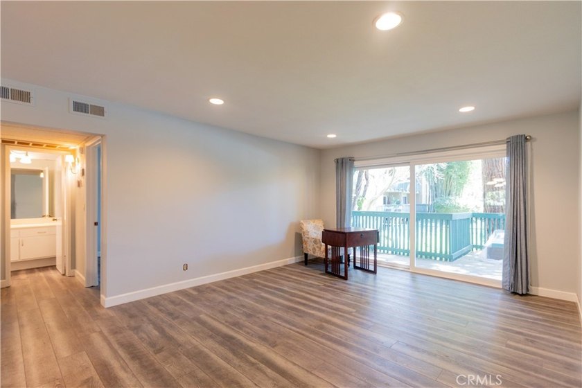 Positioned within the lush, gated enclave of Stoneybrook Villas - photo 6