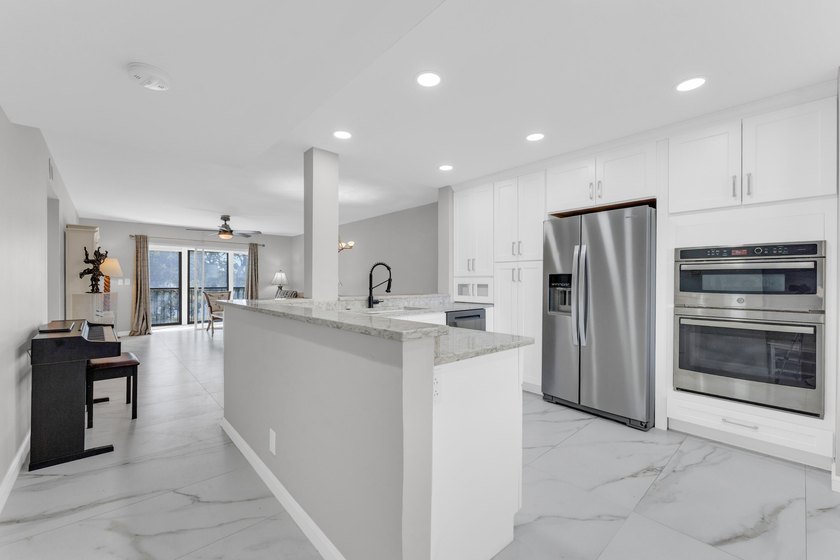 Stunning condo with pond and lake view. Enter to this beautifull - photo 2