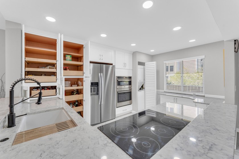 Stunning condo with pond and lake view. Enter to this beautifull - photo 5