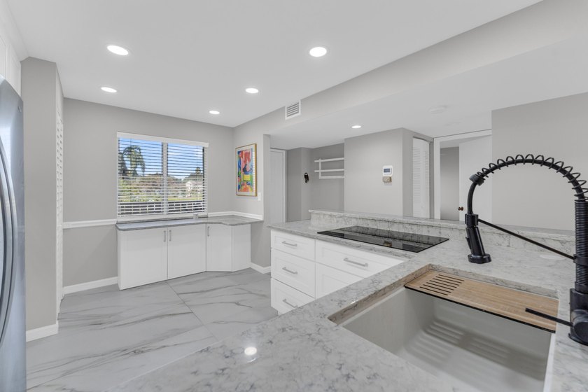 Stunning condo with pond and lake view. Enter to this beautifull - photo 8
