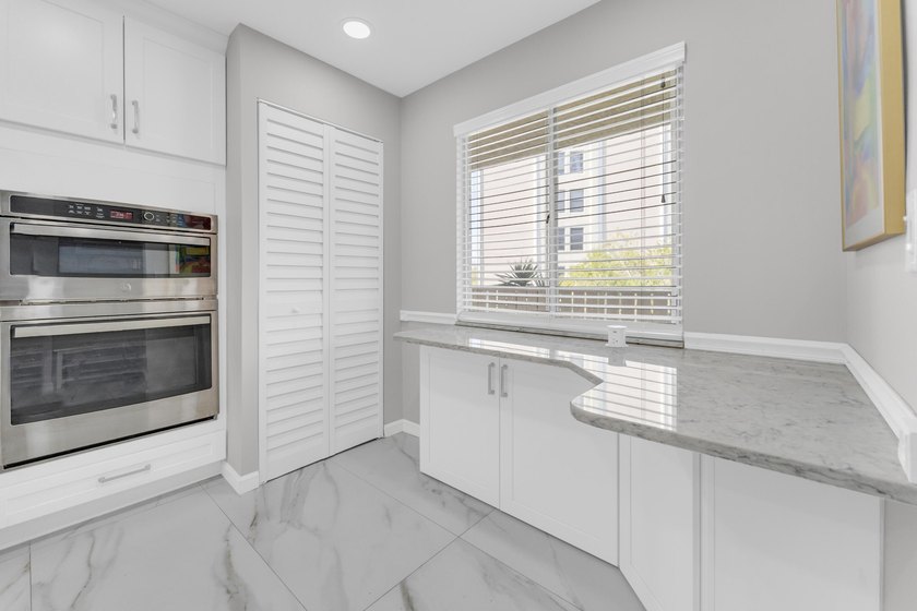 Stunning condo with pond and lake view. Enter to this beautifull - photo 10