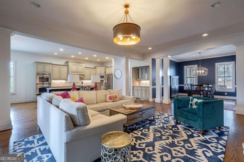 Welcome to 1405 Evergreen Park, a beautifully appointed estate - photo 10