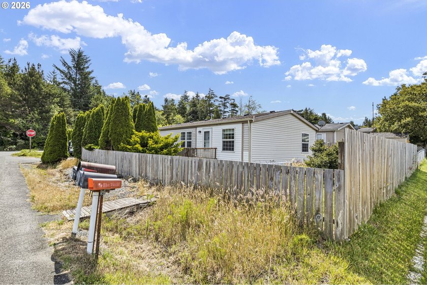 3 bed, 2 bath Fleetwood home with a nice open layout. The - photo 2