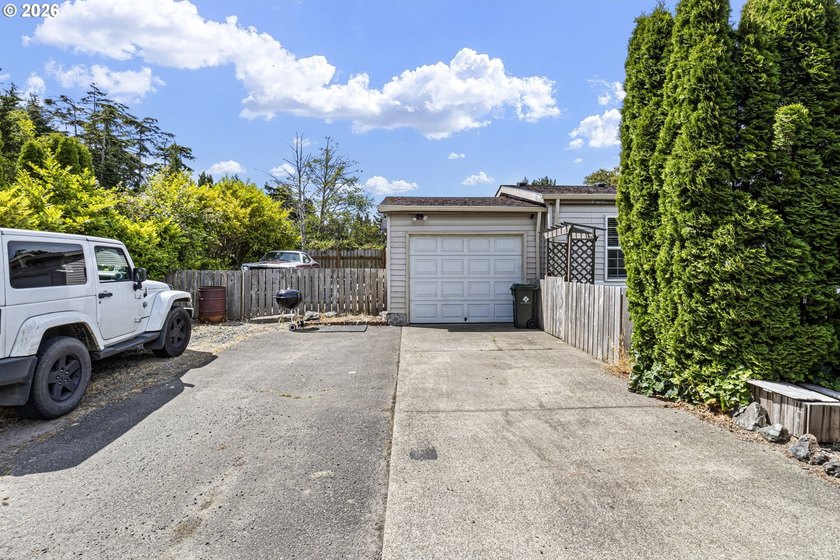 3 bed, 2 bath Fleetwood home with a nice open layout. The - photo 3