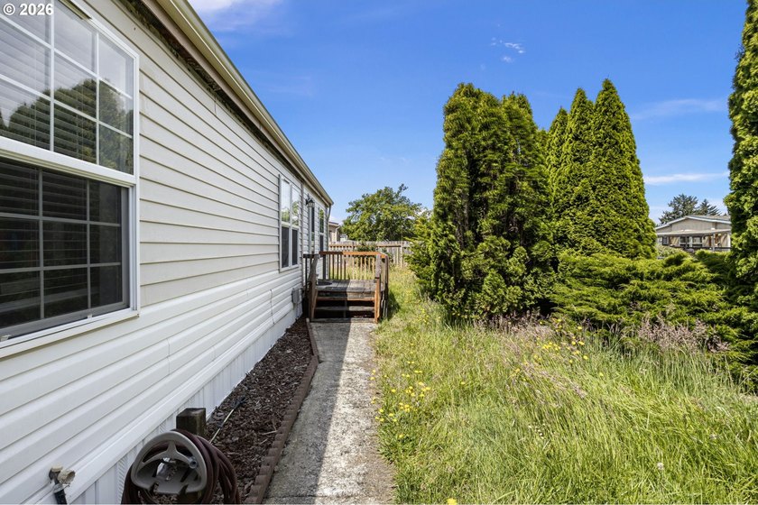 3 bed, 2 bath Fleetwood home with a nice open layout. The - photo 4