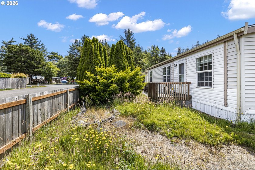 3 bed, 2 bath Fleetwood home with a nice open layout. The - photo 5