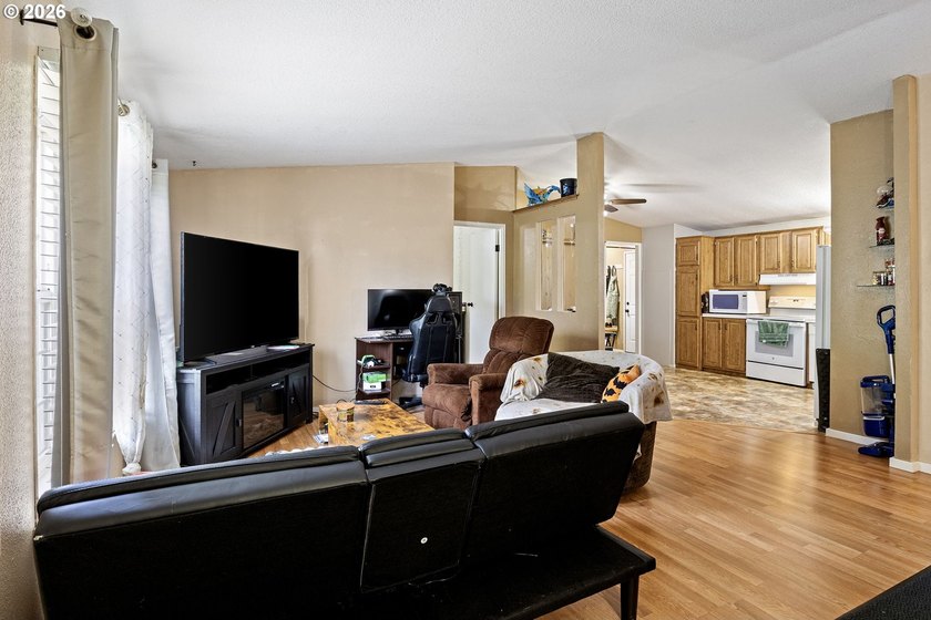 3 bed, 2 bath Fleetwood home with a nice open layout. The - photo 6