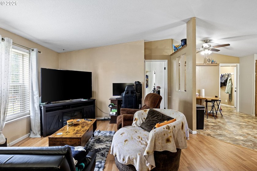 3 bed, 2 bath Fleetwood home with a nice open layout. The - photo 7