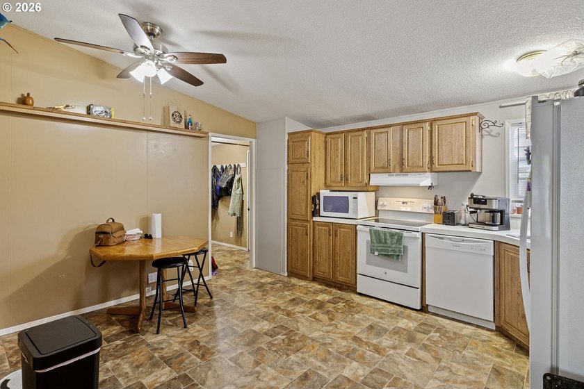 3 bed, 2 bath Fleetwood home with a nice open layout. The - photo 9