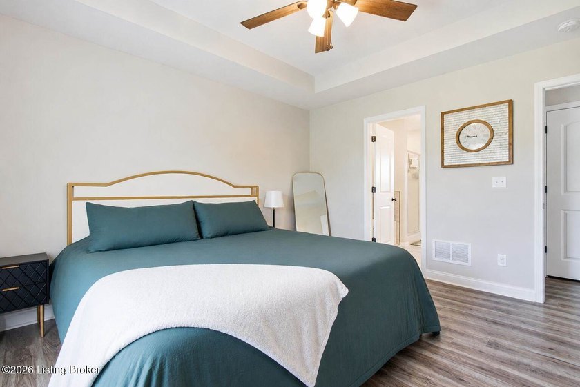 Welcome home to the perfect blend of space, comfort, and - photo 17