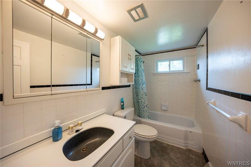 Welcome to 3933 Sharondale Drive! This inviting 3-bedroom - photo 21