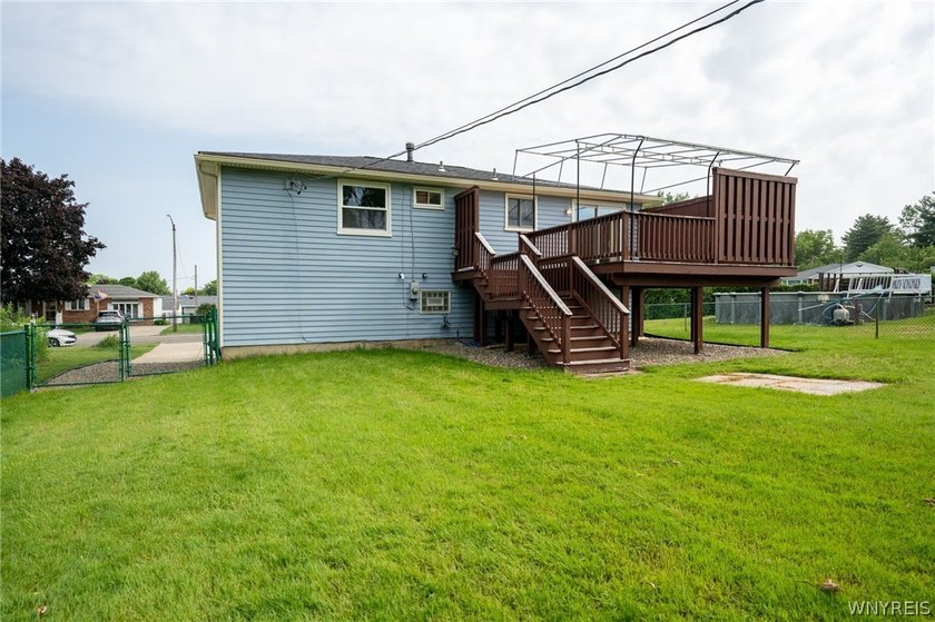 Welcome to 3933 Sharondale Drive! This inviting 3-bedroom - photo 32