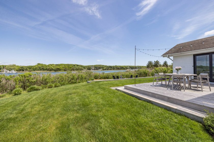 Where sweeping views over Three Mile Harbor meet the quiet charm - photo 2