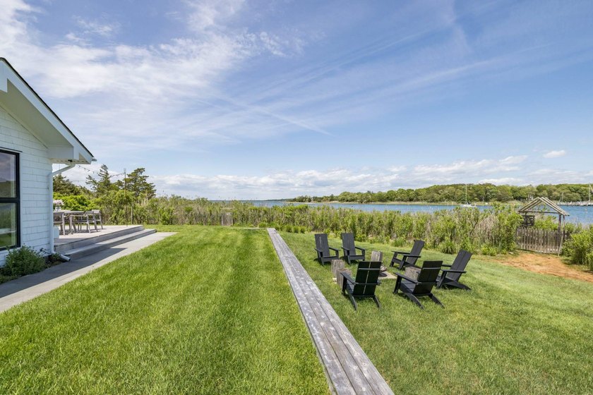 Where sweeping views over Three Mile Harbor meet the quiet charm - photo 5