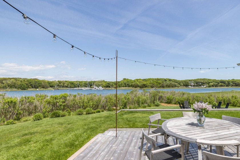 Where sweeping views over Three Mile Harbor meet the quiet charm - photo 6