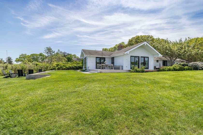 Where sweeping views over Three Mile Harbor meet the quiet charm - photo 7