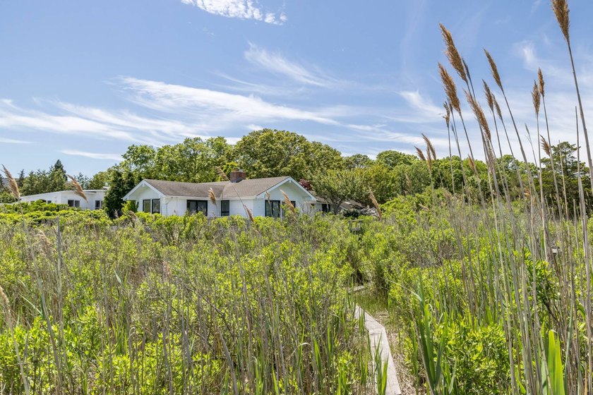 Where sweeping views over Three Mile Harbor meet the quiet charm - photo 9