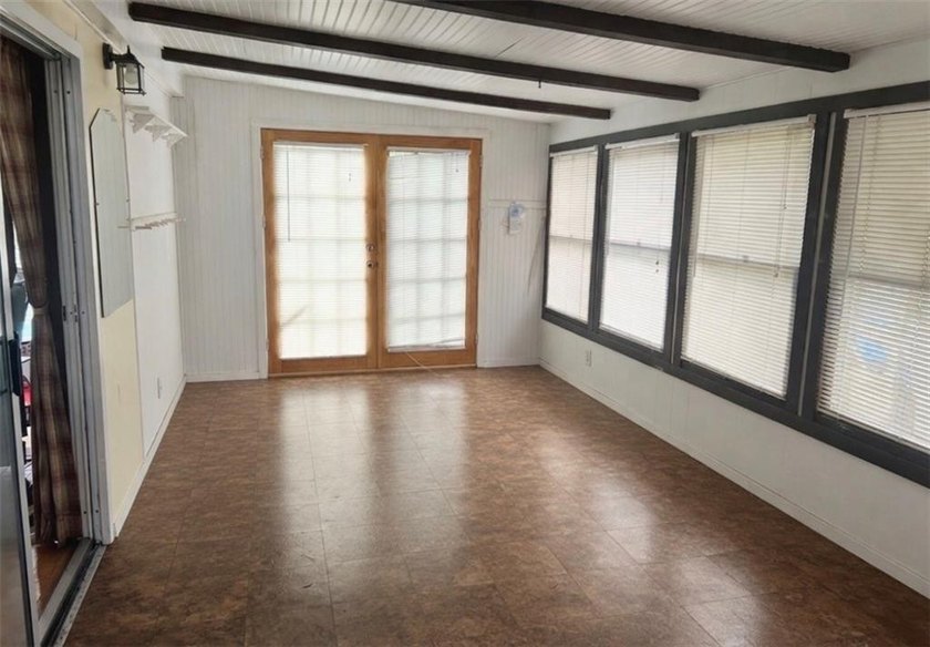 Charming well maintained 3-Bed, 2-Bath Home with Distant Water - photo 20