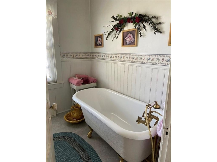 Charming well maintained 3-Bed, 2-Bath Home with Distant Water - photo 27