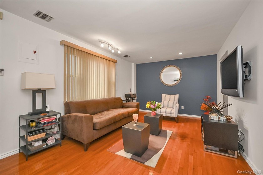 Contemporary garden condo on a quiet cul-de-sac with parking - photo 3