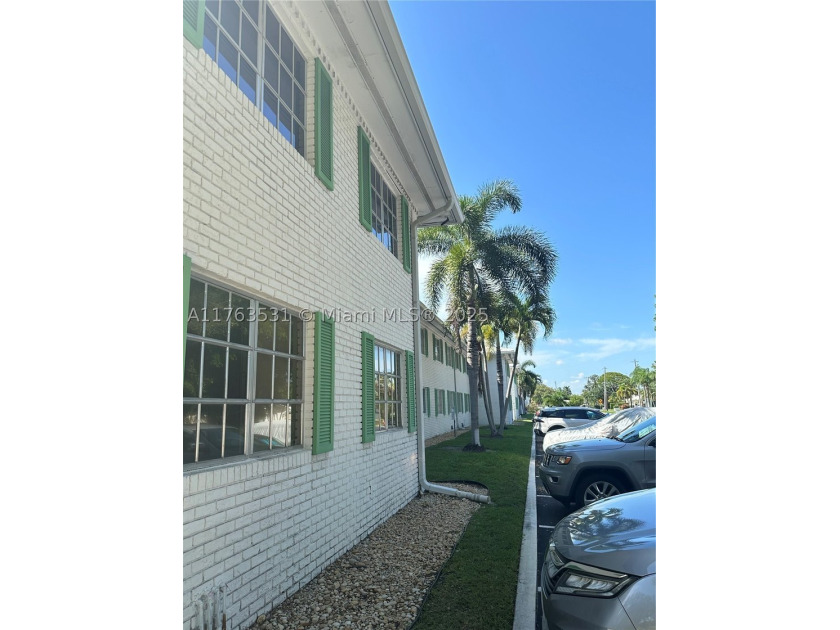 Don't miss this move-in ready ground floor 1-bedroom/1-bathroom - photo 4