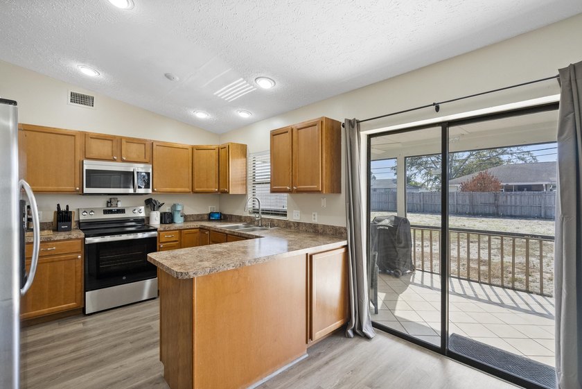 Move in ready, NEW ROOF, Motivated seller! This 3 bed, 2 bath, 1 - photo 11