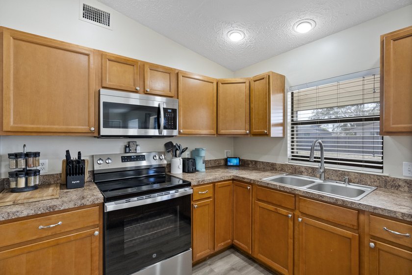Move in ready, NEW ROOF, Motivated seller! This 3 bed, 2 bath, 1 - photo 12