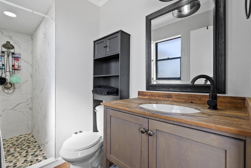 Move in ready, NEW ROOF, Motivated seller! This 3 bed, 2 bath, 1 - photo 19
