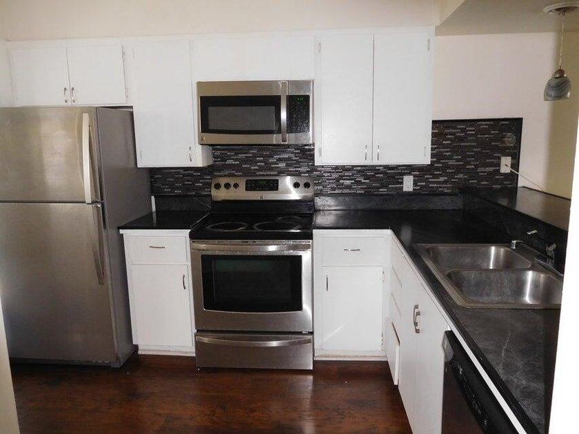 UPDATED 3RDFLOOR END UNIT WITH COURTYARD AND PARTIAL GOLF VIEWS - photo 3
