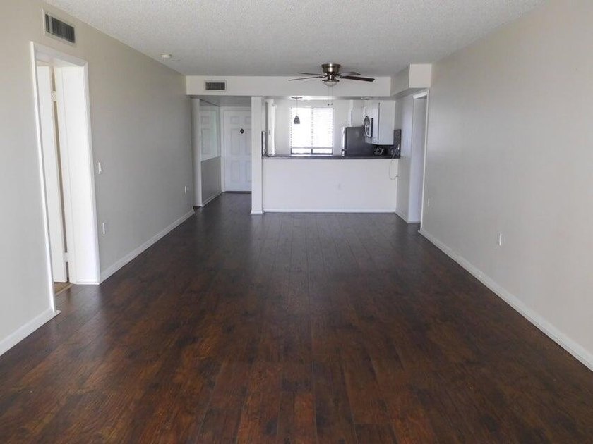 UPDATED 3RDFLOOR END UNIT WITH COURTYARD AND PARTIAL GOLF VIEWS - photo 4