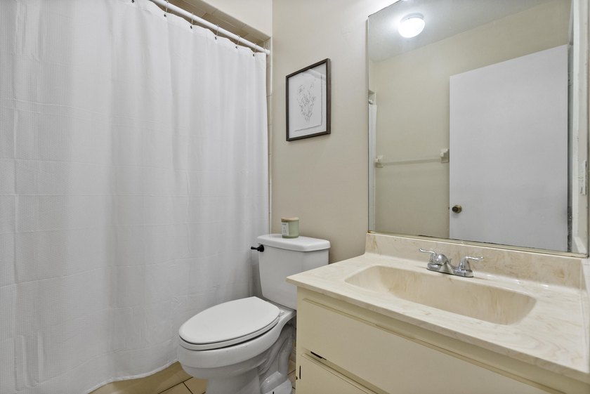Move in ready, NEW ROOF, Motivated seller! This 3 bed, 2 bath, 1 - photo 25