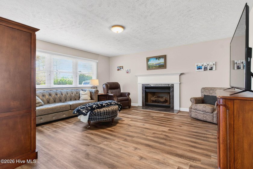 Beautiful all-brick home offering approximately 1,461 square - photo 3