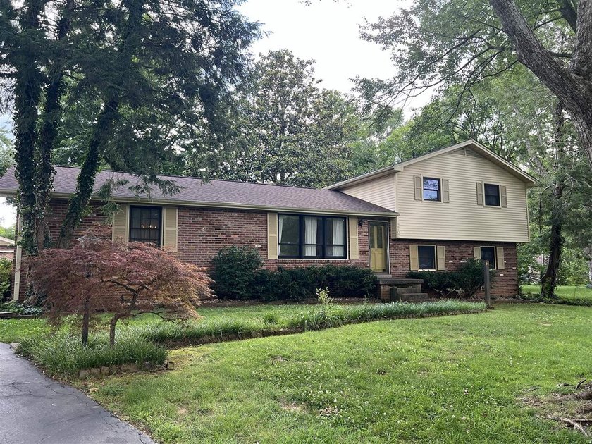 WOW! Space galore in this spacious home offering 4 bedrooms, 2 - photo 2