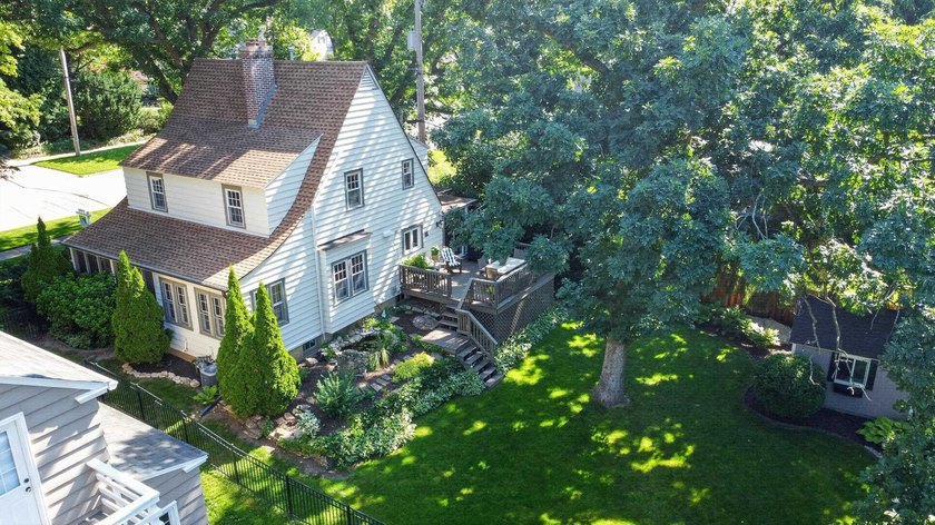 Nestled on a quiet, tree-lined street beneath a canopy of mature - photo 42