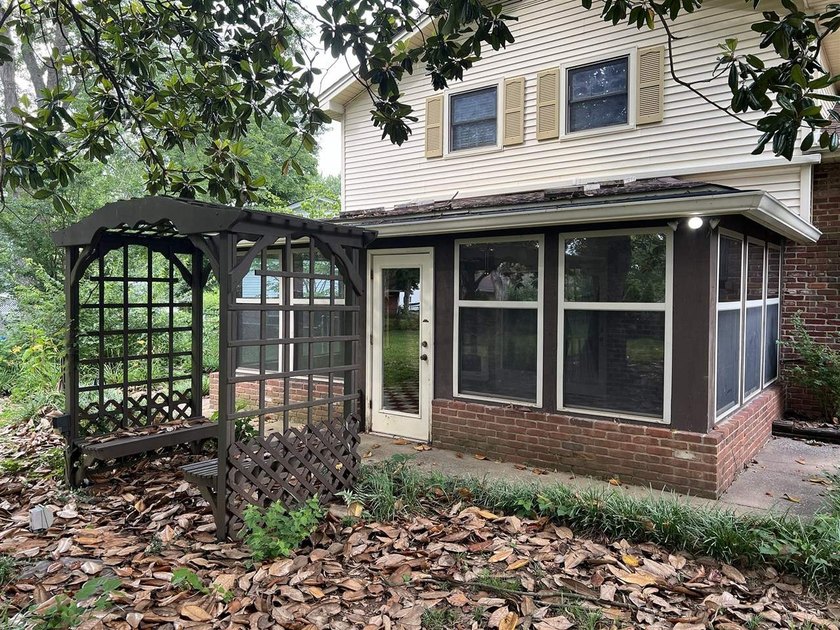 WOW! Space galore in this spacious home offering 4 bedrooms, 2 - photo 3
