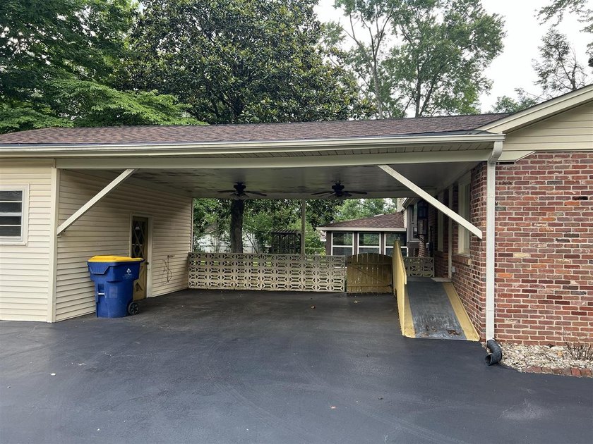 WOW! Space galore in this spacious home offering 4 bedrooms, 2 - photo 4