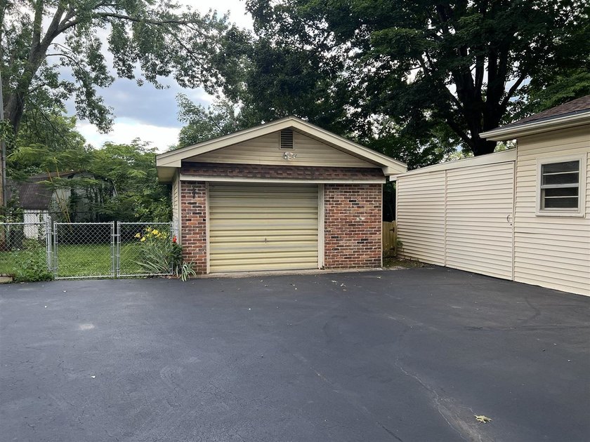 WOW! Space galore in this spacious home offering 4 bedrooms, 2 - photo 5