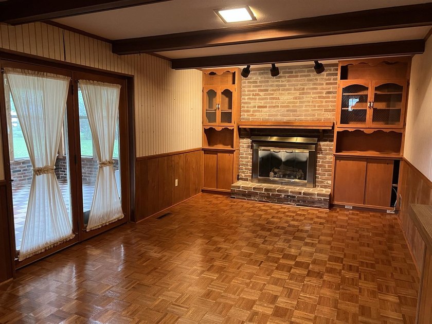 WOW! Space galore in this spacious home offering 4 bedrooms, 2 - photo 6