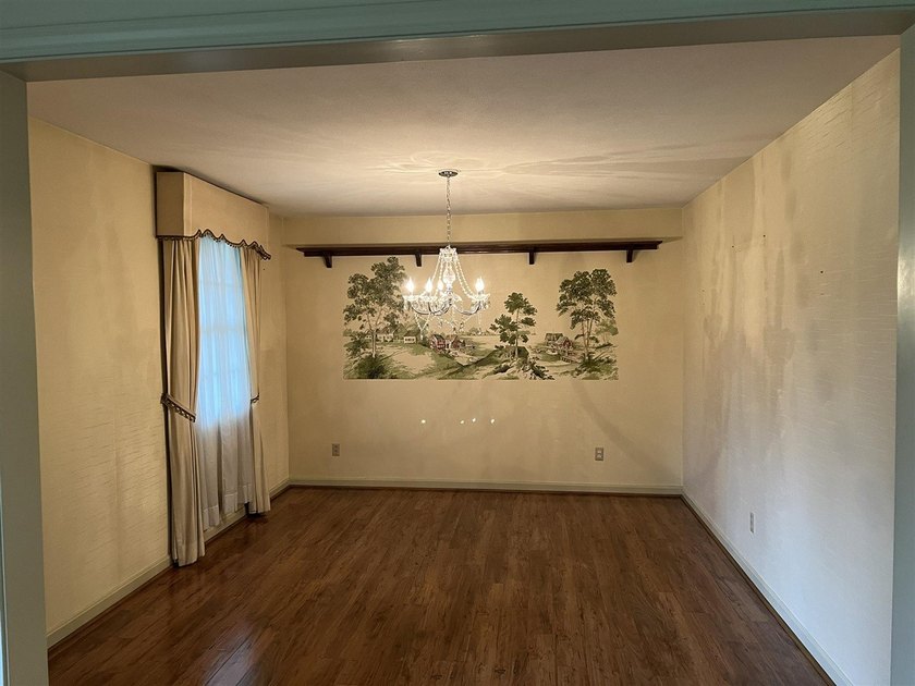 WOW! Space galore in this spacious home offering 4 bedrooms, 2 - photo 9