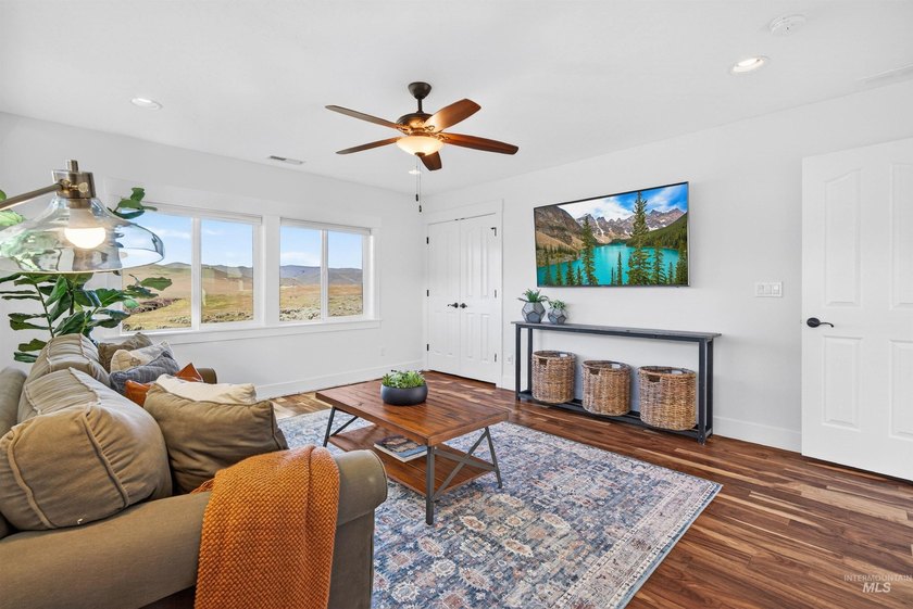 Minutes to Micron, Lucky Peak, River and Greenbelt access. Quiet - photo 11