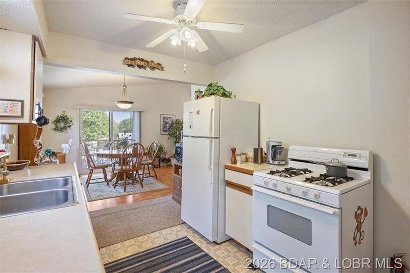 Vacation or Full Time Home. Well taken care of 3 Bedroom 2 Bath - photo 12