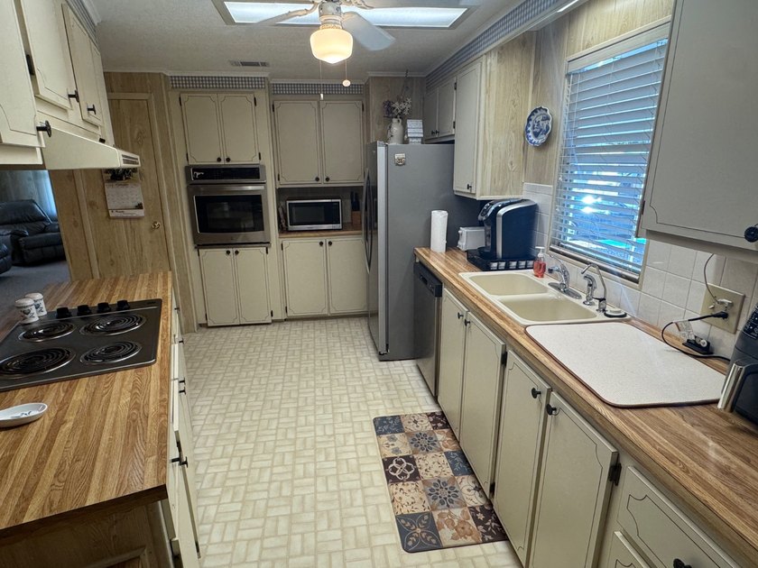 Charming &amp; Spacious 2-Bedroom Home - Turnkey &amp; Pet-Friendly! - photo 22