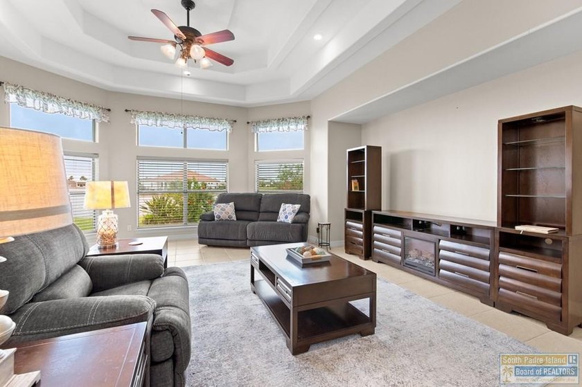 Beautiful custom-built 3BR/3.5BA lakeside home in the South - photo 30